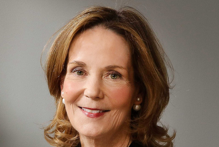 Elizabeth Pash Headshot